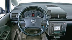 Keliauti gražiau: odinis vairas, navigacinė sistema ir automatinė pavarų dėžė – šis Sharan po atnaujinimo (nuo 2000 metų) – tiesiog aukščiausios klasės autobusas