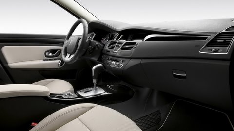2011-Renault-Laguna 2