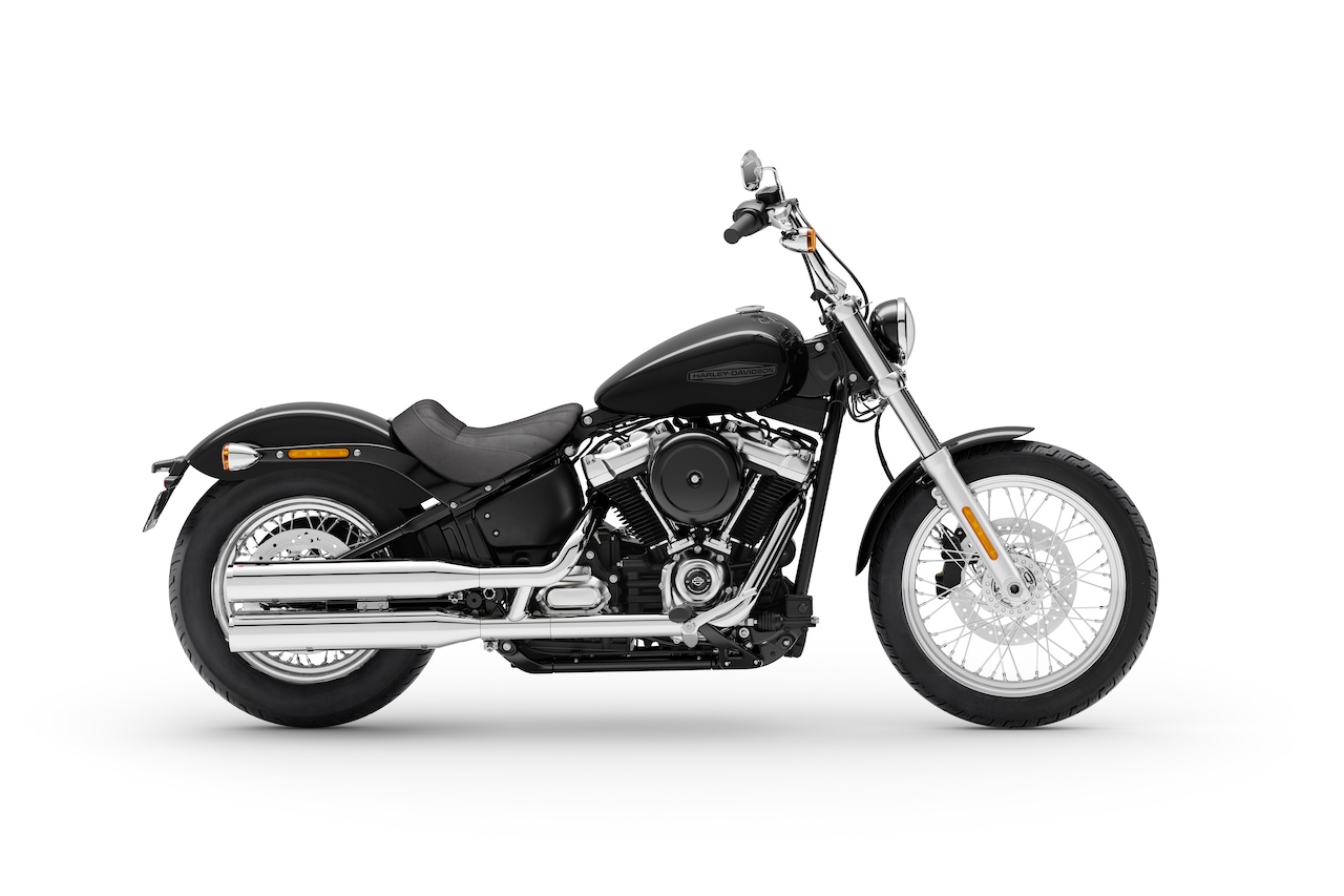 du vyrai vaziuoja Harley-Davidson Softail Standard motociklais