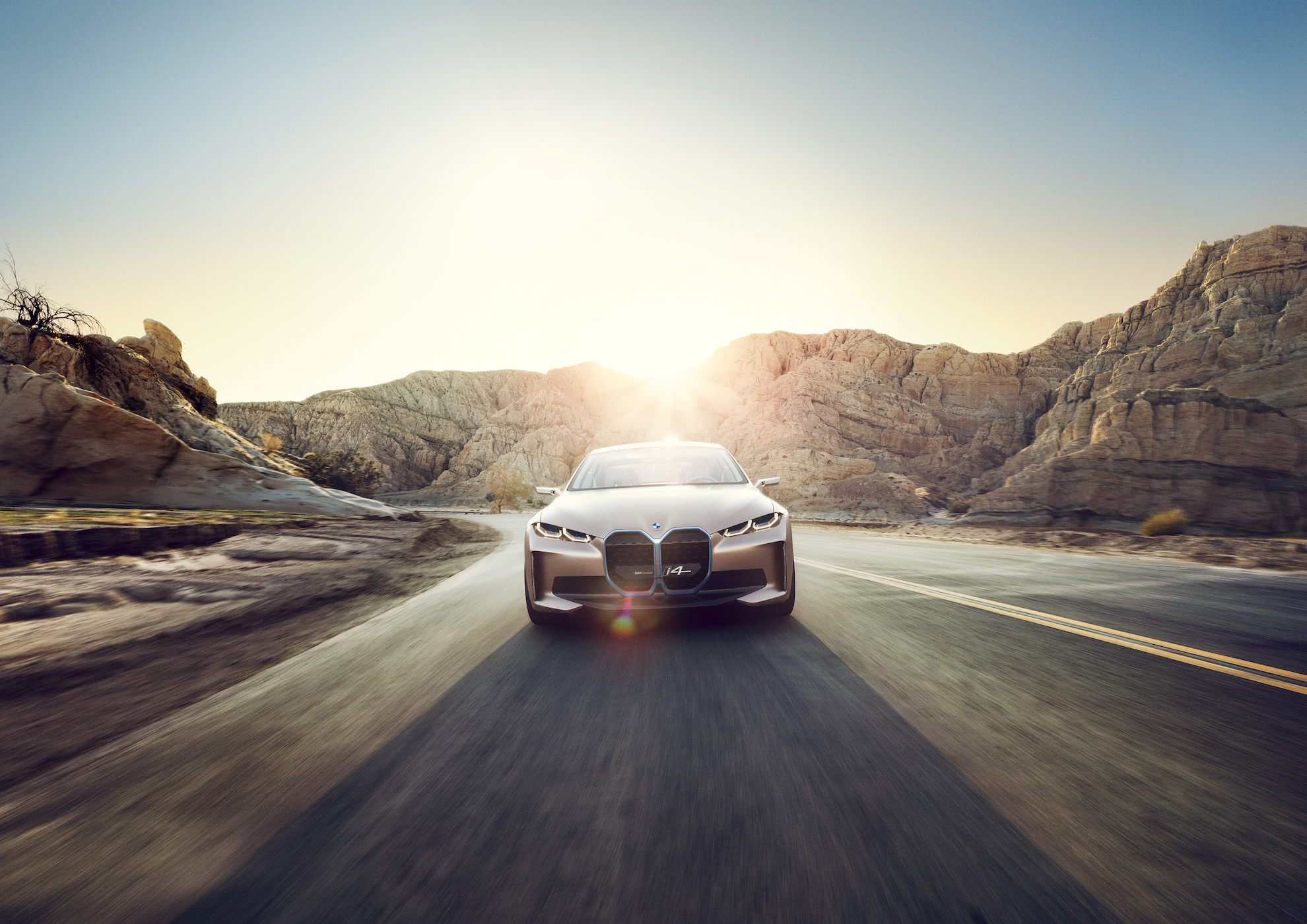 Elektromobilis „BMW i4“ prototipas važiuoja kalnuota dykyne
